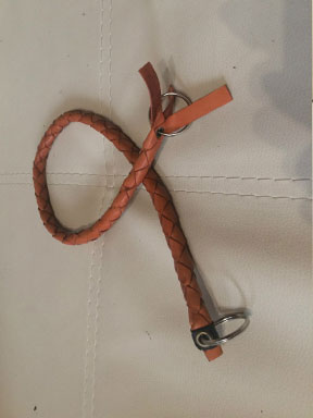45. Рыжий кожаный плетёный шнурок для ключей.