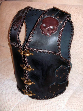 Кожаный байкерский жилет броня (вид сзади)