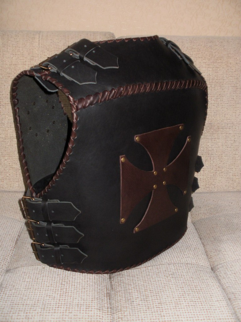 Кожаный байкерский жилет 56 с тёмно-коричневыми крестами (вид сзади)