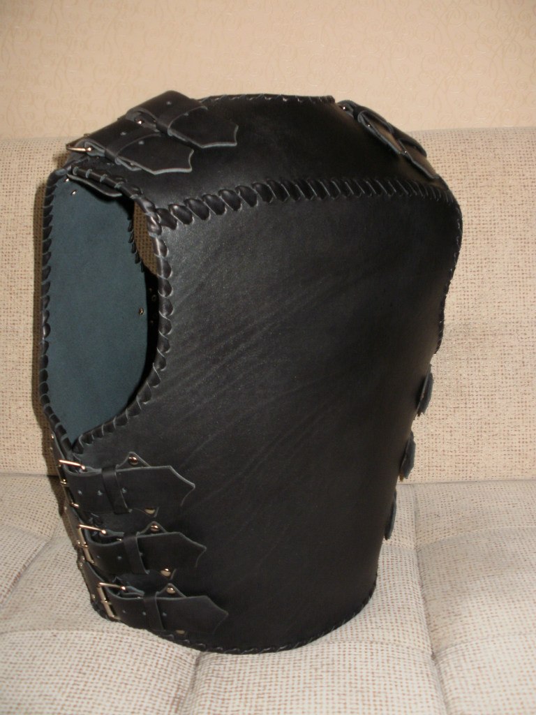 Кожаный байкерский жилет 57 с чёрной подложкой под карабины (вид сзади)
