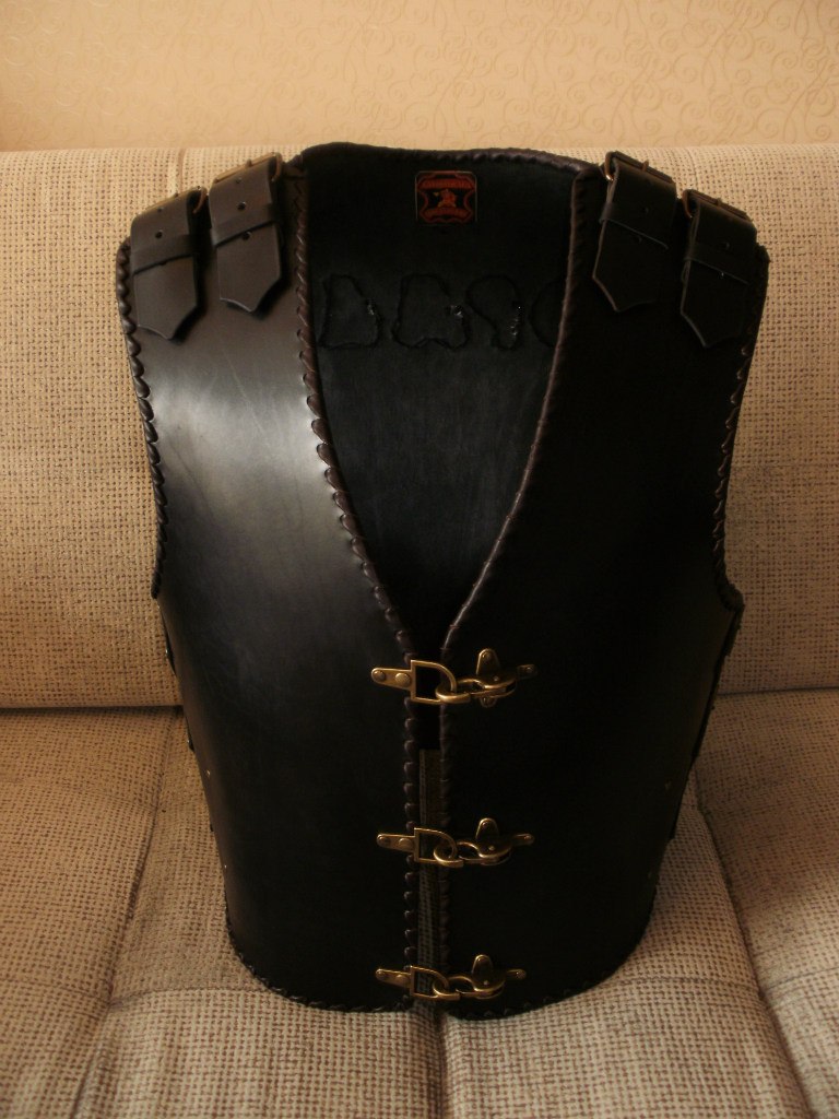 Купить байкерский кожаный жилет броня 64 