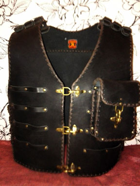Купить байкерский кожаный разгрузочный жилет 85 с возможностью крепления дополнительных сумок-карманов.