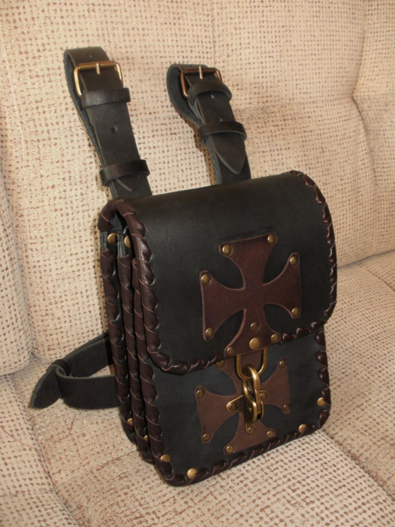 Байкерская кожаная поясная сумка (подсумок) с креплением на ногу (тёмно-коричневые кресты и оплётка)